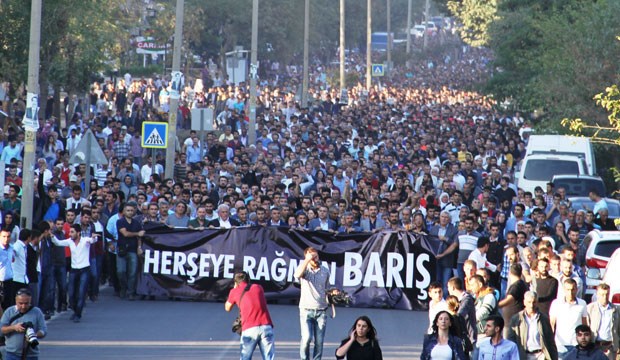 2015-10-11-diyarbakir-da-binlerce-insan-her-seye-ragmen-baris-dedi-79300-5